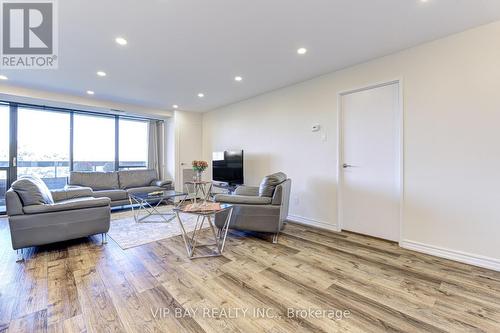 608 - 8111 Yonge Street, Markham, ON - Indoor Photo Showing Living Room