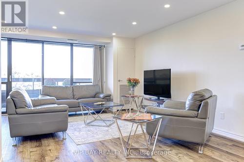 608 - 8111 Yonge Street, Markham, ON - Indoor Photo Showing Living Room