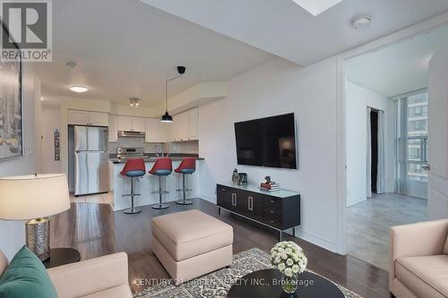 606 - 33 Elm Drive, Mississauga, ON - Indoor Photo Showing Living Room