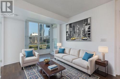 606 - 33 Elm Drive, Mississauga, ON - Indoor Photo Showing Living Room