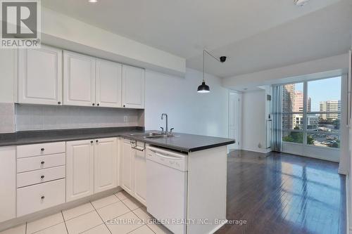 606 - 33 Elm Drive, Mississauga, ON - Indoor Photo Showing Kitchen With Double Sink