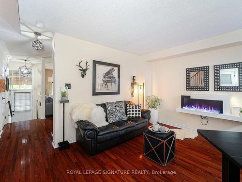 13-5530 Glen Erin Dr, Mississauga, ON - Indoor Photo Showing Living Room