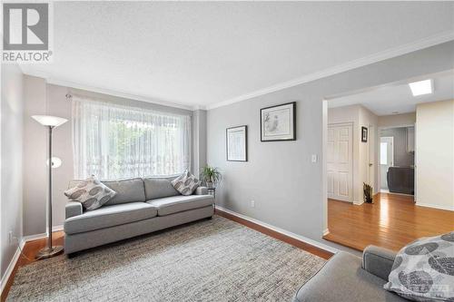 22 Collingwood Crescent, Ottawa, ON - Indoor Photo Showing Living Room