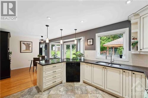 22 Collingwood Crescent, Ottawa, ON - Indoor Photo Showing Kitchen