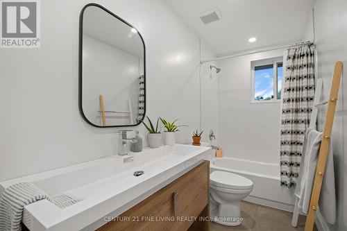 20 Ladyshot Crescent, Toronto, ON - Indoor Photo Showing Bathroom