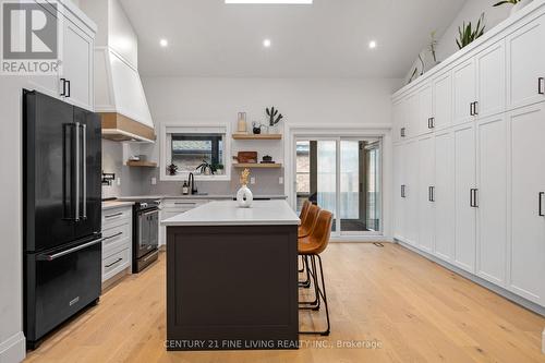 20 Ladyshot Crescent, Toronto, ON - Indoor Photo Showing Kitchen With Upgraded Kitchen