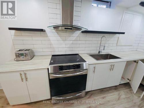 27 Forestgrove Circle, Brampton, ON - Indoor Photo Showing Kitchen