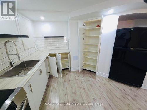 27 Forestgrove Circle, Brampton, ON - Indoor Photo Showing Kitchen