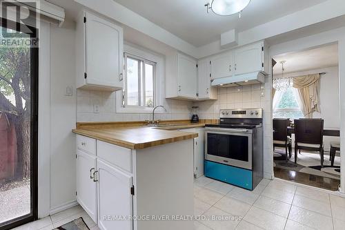 8 Sifton Place, Brampton, ON - Indoor Photo Showing Kitchen