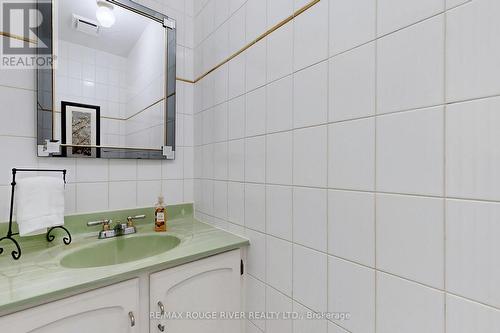 8 Sifton Place, Brampton, ON - Indoor Photo Showing Bathroom