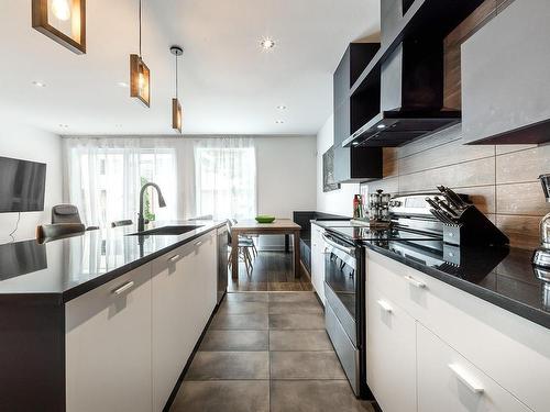 Cuisine - 5362 Rue Delson, Longueuil (Saint-Hubert), QC - Indoor Photo Showing Kitchen With Upgraded Kitchen