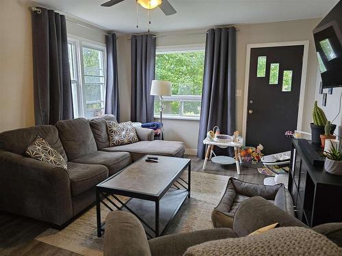 627 Sixteenth Avenue N, Kenora, ON - Indoor Photo Showing Living Room