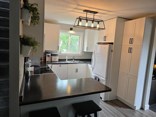 627 Sixteenth Avenue N, Kenora, ON - Indoor Photo Showing Kitchen With Double Sink