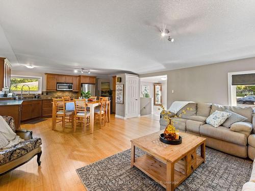 73 Stanley Rd, Kawartha Lakes, ON - Indoor Photo Showing Living Room