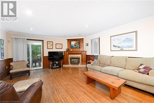 7 Osgoode Court, Hamilton, ON - Indoor Photo Showing Living Room With Fireplace