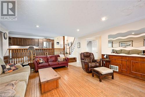 7 Osgoode Court, Hamilton, ON - Indoor Photo Showing Living Room