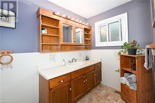 7 Osgoode Court, Hamilton, ON - Indoor Photo Showing Bathroom