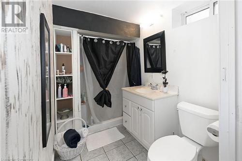 7 Osgoode Court, Hamilton, ON - Indoor Photo Showing Bathroom