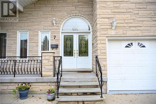 7 Osgoode Court, Hamilton, ON - Outdoor