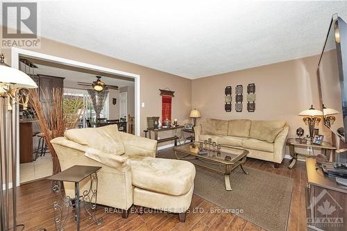 936 Lawrence Street, Prescott And Russell, ON - Indoor Photo Showing Living Room