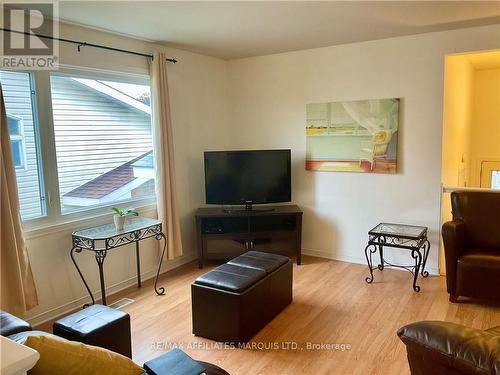 213 Northwoods Crescent, Cornwall (717 - Cornwall), ON - Indoor Photo Showing Living Room