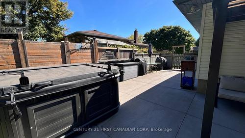 1055 Osgoode Drive E, London, ON - Outdoor With Exterior