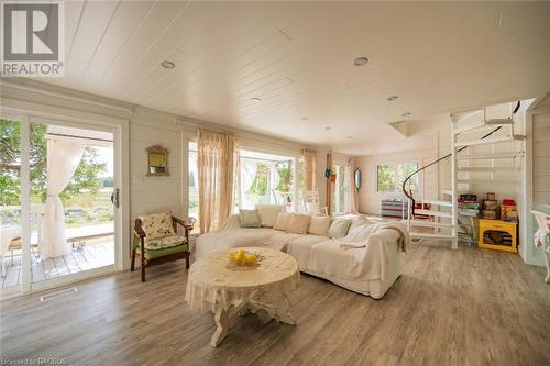 305 Bay Street, South Bruce Peninsula, ON - Indoor Photo Showing Living Room