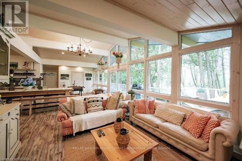 93 Shoreline Avenue, South Bruce Peninsula, ON - Indoor Photo Showing Living Room