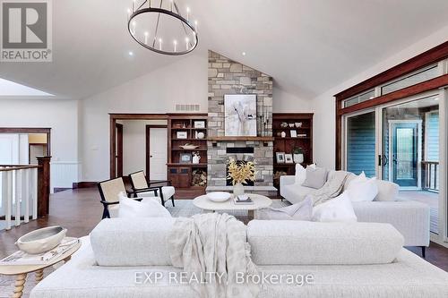 105 Stephens Street, Collingwood, ON - Indoor Photo Showing Living Room