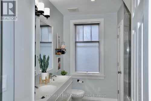 Main floor bathroom - 294 Broadway Street, Tillsonburg, ON - Indoor Photo Showing Bathroom