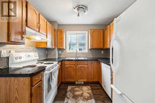 Full appliances, including dishwasher and microwave - 111 Erin Meadow Green Se, Calgary, AB 