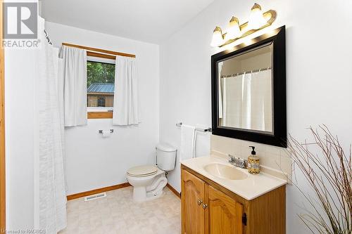 4 pc. main bathroom. - 139 Ivy Drive, Georgian Bluffs, ON - Indoor Photo Showing Bathroom