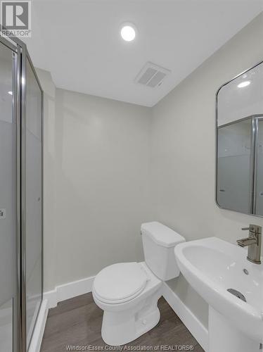 2922 Meadowbrook Lane Unit# 1, Windsor, ON - Indoor Photo Showing Bathroom