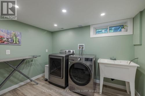 807 Lenore Street, London, ON - Indoor Photo Showing Laundry Room