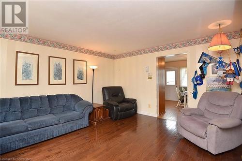 1 Eastview Avenue, Hamilton, ON - Indoor Photo Showing Living Room