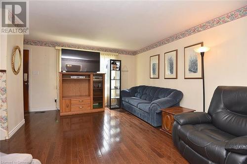 1 Eastview Avenue, Hamilton, ON - Indoor Photo Showing Living Room