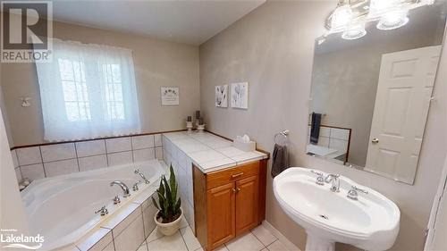 357 Ravenscliffe Road, Huntsville, ON - Indoor Photo Showing Bathroom