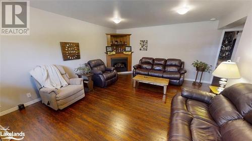 357 Ravenscliffe Road, Huntsville, ON - Indoor Photo Showing Living Room