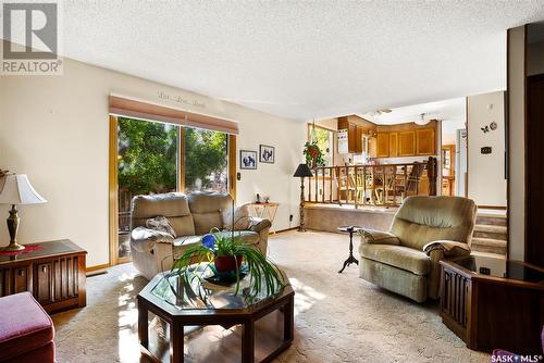 327 Williston Drive, Regina, SK - Indoor Photo Showing Living Room