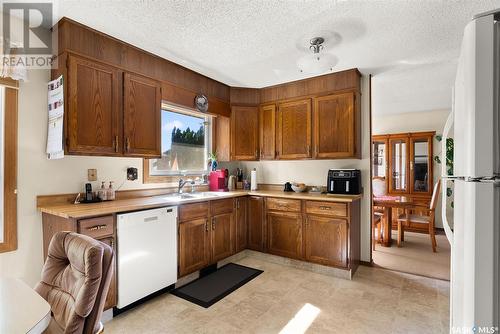 327 Williston Drive, Regina, SK - Indoor Photo Showing Kitchen