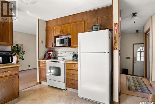 327 Williston Drive, Regina, SK - Indoor Photo Showing Kitchen