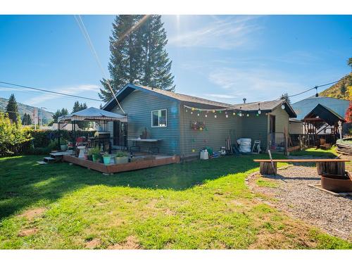 625 11Th Avenue, Montrose, BC - Outdoor