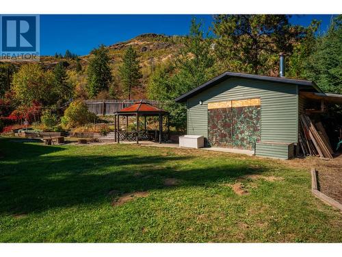 625 11Th Avenue, Montrose, BC - Outdoor