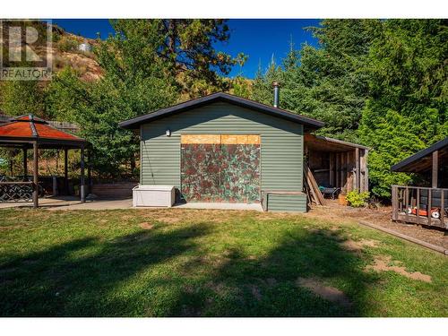 625 11Th Avenue, Montrose, BC - Outdoor