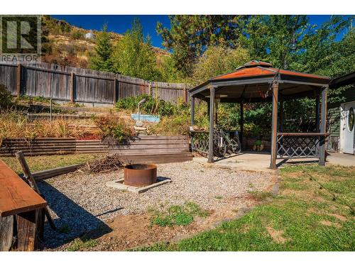 625 11Th Avenue, Montrose, BC - Outdoor With Backyard