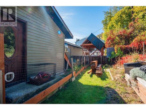 625 11Th Avenue, Montrose, BC - Outdoor