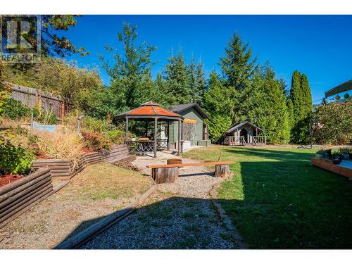 625 11Th Avenue, Montrose, BC - Outdoor With Backyard