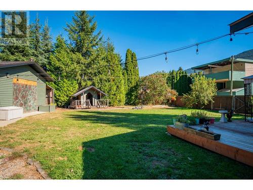 625 11Th Avenue, Montrose, BC - Outdoor