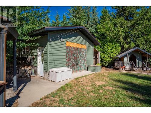 625 11Th Avenue, Montrose, BC - Outdoor With Deck Patio Veranda With Exterior