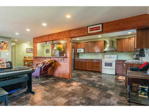 625 11Th Avenue, Montrose, BC - Indoor Photo Showing Kitchen